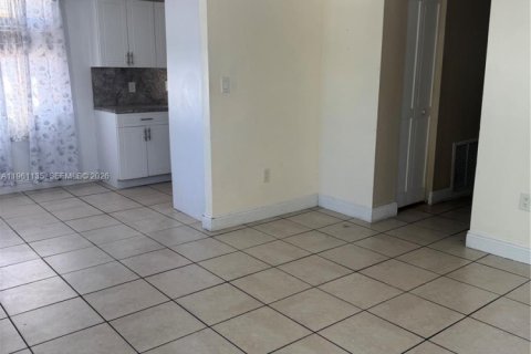 House in Miami, Florida 4 bedrooms, 107.02 sq.m. № 2021983 - photo 16