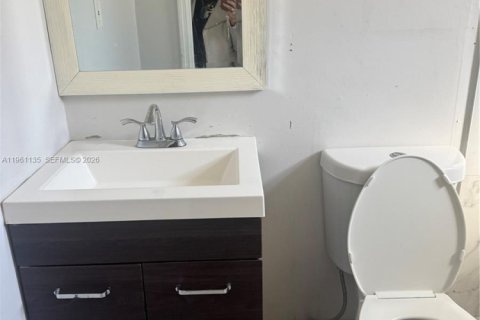 House in Miami, Florida 4 bedrooms, 107.02 sq.m. № 2021983 - photo 14