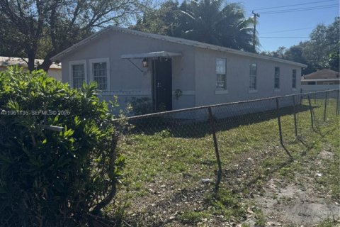 House in Miami, Florida 4 bedrooms, 107.02 sq.m. № 2021983 - photo 4