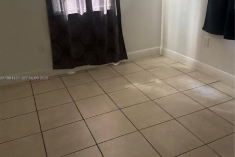 House in Miami, Florida 4 bedrooms, 107.02 sq.m. № 2021983 - photo 13