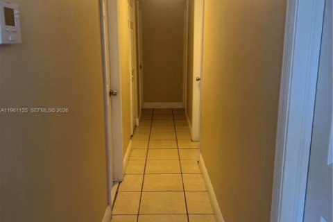 House in Miami, Florida 4 bedrooms, 107.02 sq.m. № 2021983 - photo 17