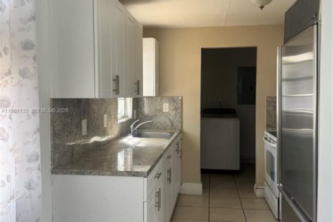 House in Miami, Florida 4 bedrooms, 107.02 sq.m. № 2021983 - photo 15