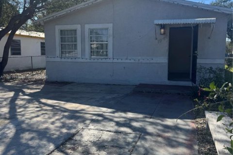 House in Miami, Florida 4 bedrooms, 107.02 sq.m. № 2021983