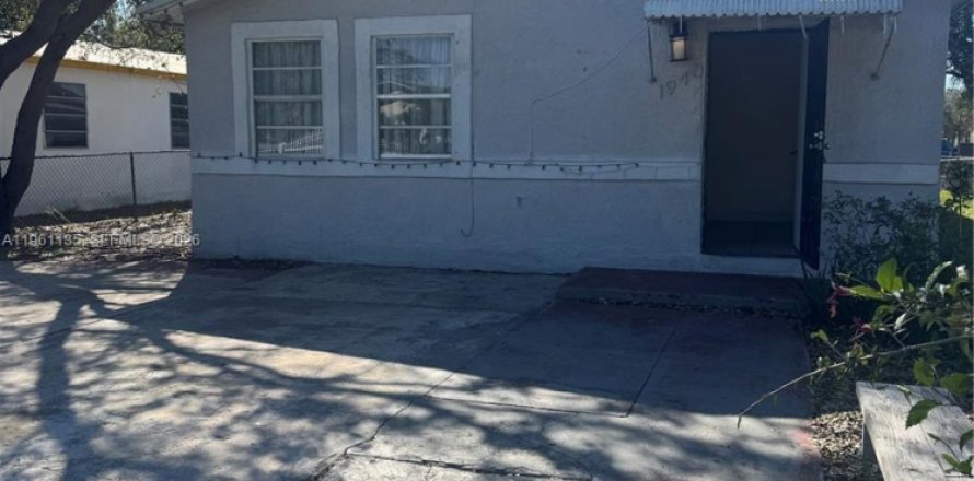 House in Miami, Florida 4 bedrooms, 107.02 sq.m. № 2021983