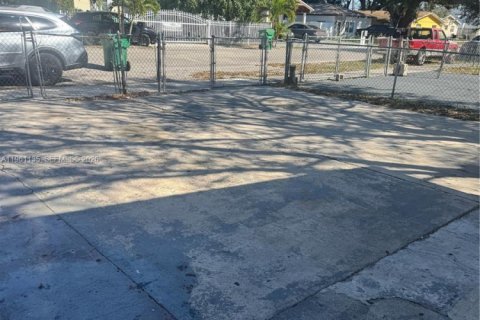 House in Miami, Florida 4 bedrooms, 107.02 sq.m. № 2021983 - photo 10