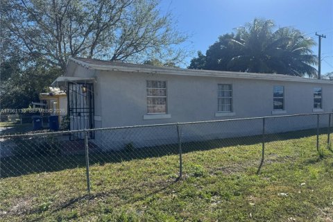 House in Miami, Florida 4 bedrooms, 107.02 sq.m. № 2021983 - photo 3