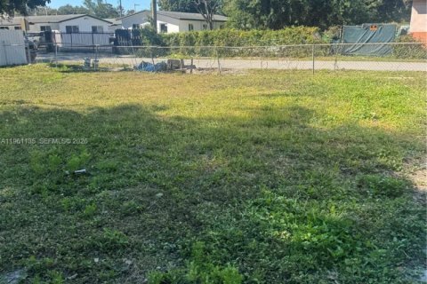 House in Miami, Florida 4 bedrooms, 107.02 sq.m. № 2021983 - photo 7