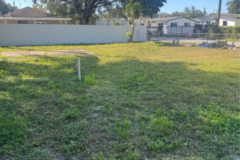 House in Miami, Florida 4 bedrooms, 107.02 sq.m. № 2021983 - photo 8