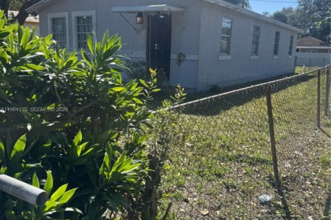 House in Miami, Florida 4 bedrooms, 107.02 sq.m. № 2021983 - photo 2