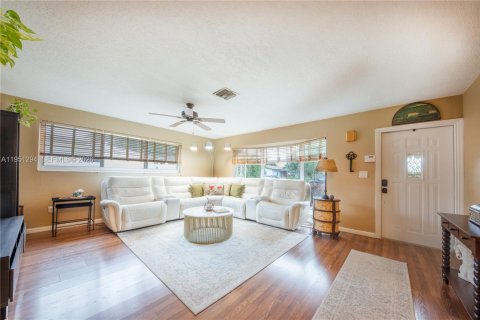 Купить виллу или дом в Пемброк-Пайнс, Флорида 4 спальни, 160.44м2, № 2006501 - фото 5