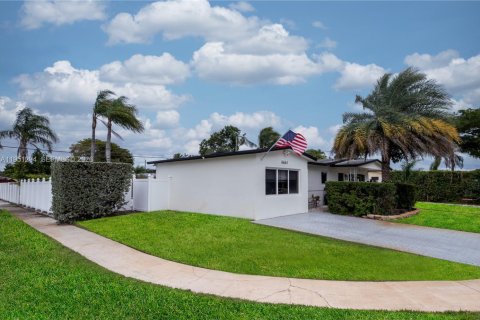 Купить виллу или дом в Пемброк-Пайнс, Флорида 4 спальни, 160.44м2, № 2006501 - фото 3