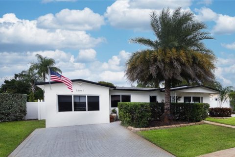 Купить виллу или дом в Пемброк-Пайнс, Флорида 4 спальни, 160.44м2, № 2006501 - фото 2