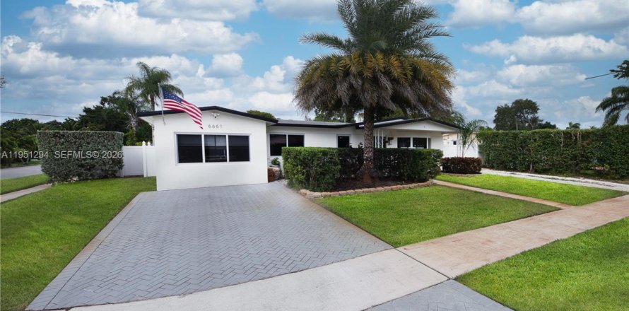 Дом в Пемброк-Пайнс, Флорида 4 спальни, 160.44м2 № 2006501