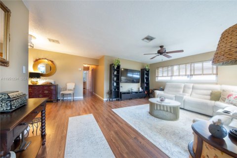 Купить виллу или дом в Пемброк-Пайнс, Флорида 4 спальни, 160.44м2, № 2006501 - фото 4