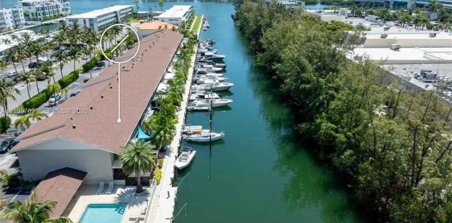 Touwnhouse à North Miami Beach, Floride 3 chambres, 179.86 m2 № 2424643