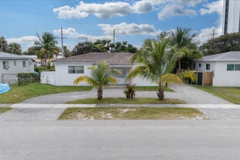 Villa ou maison à vendre à North Miami Beach, Floride: 3 chambres, 113.34 m2 № 1971399 - photo 1