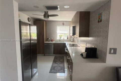 Снять в аренду кондоминиум в Халландейл-Бич, Флорида 2 спальни, 158.86м2, № 2058780 - фото 2