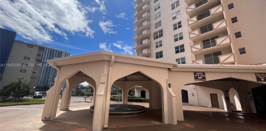 Кондоминиум с 2 спальнями в Халландейл-Бич, Флорида № 2058780