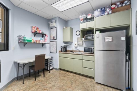 Propiedad comercial en alquiler en Lady Lake, Florida, 304.16 m2 № 1767472 - foto 10