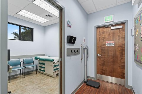 Propiedad comercial en alquiler en Lady Lake, Florida, 304.16 m2 № 1767472 - foto 12