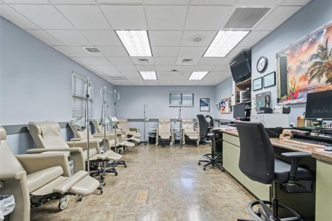 Propiedad comercial en alquiler en Lady Lake, Florida, 304.16 m2 № 1767472 - foto 24