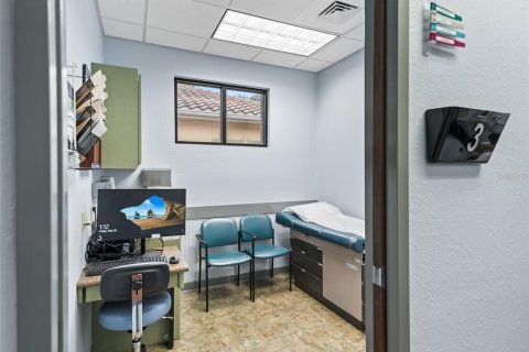 Propiedad comercial en alquiler en Lady Lake, Florida, 304.16 m2 № 1767472 - foto 16