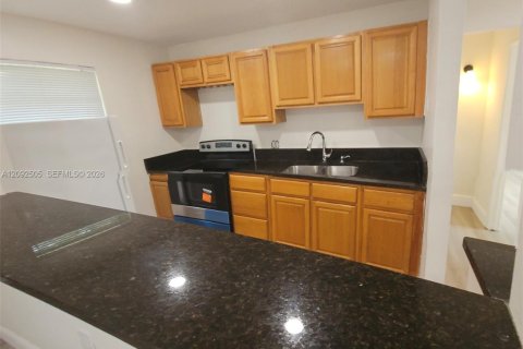 House in Hollywood, Florida 2 bedrooms, 76.64 sq.m. № 2380115 - photo 9