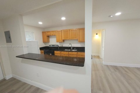 House in Hollywood, Florida 2 bedrooms, 76.64 sq.m. № 2380115 - photo 11
