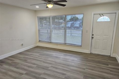 House in Hollywood, Florida 2 bedrooms, 76.64 sq.m. № 2380115 - photo 18