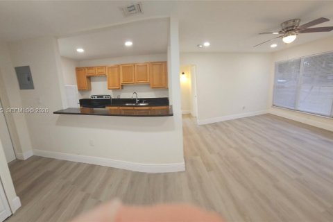 House in Hollywood, Florida 2 bedrooms, 76.64 sq.m. № 2380115 - photo 6