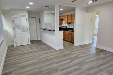 House in Hollywood, Florida 2 bedrooms, 76.64 sq.m. № 2380115 - photo 20