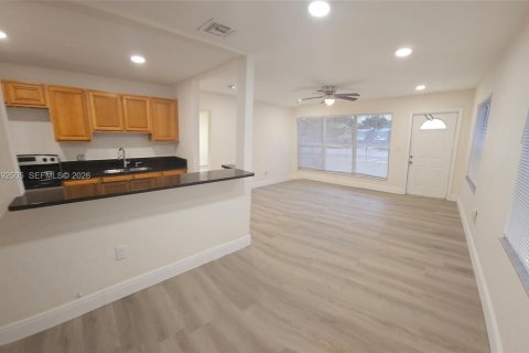 House in Hollywood, Florida 2 bedrooms, 76.64 sq.m. № 2380115 - photo 5