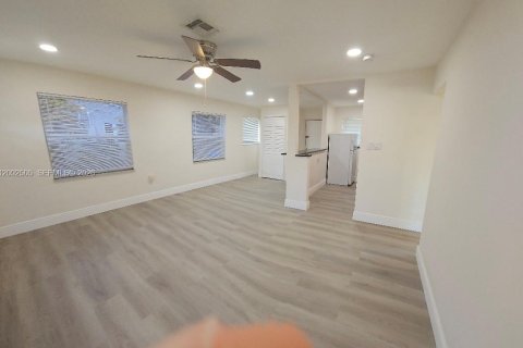 House in Hollywood, Florida 2 bedrooms, 76.64 sq.m. № 2380115 - photo 7