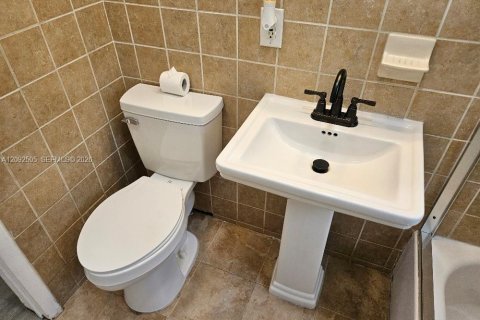 House in Hollywood, Florida 2 bedrooms, 76.64 sq.m. № 2380115 - photo 13