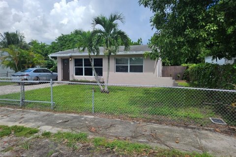 House in Hollywood, Florida 2 bedrooms, 76.64 sq.m. № 2380115 - photo 2