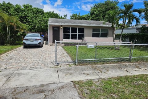House in Hollywood, Florida 2 bedrooms, 76.64 sq.m. № 2380115