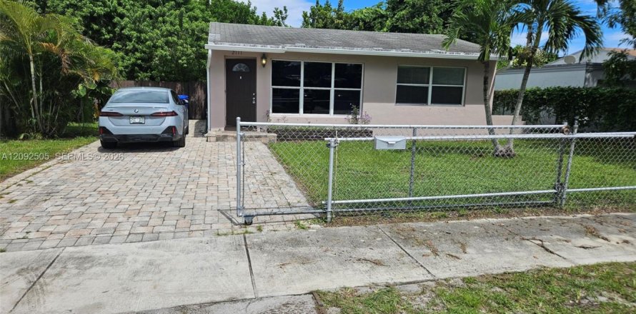 House in Hollywood, Florida 2 bedrooms, 76.64 sq.m. № 2380115