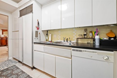 Condominio en venta en Bal Harbour, Florida, 2 dormitorios, 121.61 m2 № 1839102 - foto 13
