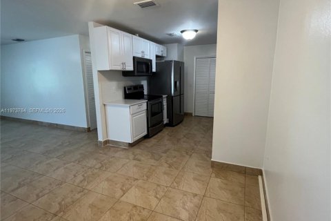 Villa ou maison à louer à Miami, Floride: 3 chambres, 157.93 m2 № 2035973 - photo 5