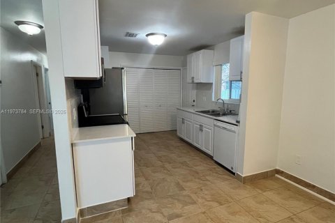 Villa ou maison à louer à Miami, Floride: 3 chambres, 157.93 m2 № 2035973 - photo 6