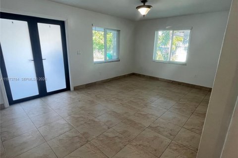 Villa ou maison à louer à Miami, Floride: 3 chambres, 157.93 m2 № 2035973 - photo 3