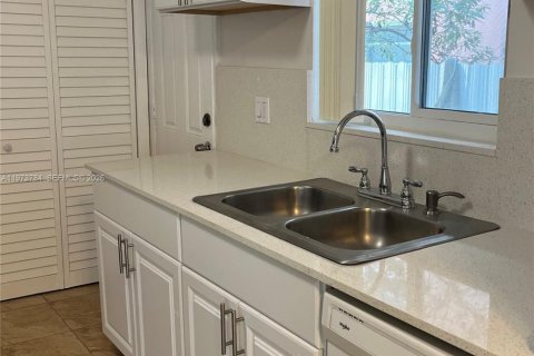 Villa ou maison à louer à Miami, Floride: 3 chambres, 157.93 m2 № 2035973 - photo 10