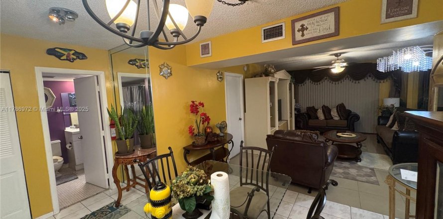 Condominio en Lauderhill, Florida, 2 dormitorios № 1959052