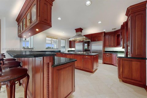 House in Miami Beach, Florida 5 bedrooms, 357.77 sq.m. № 2068073 - photo 13