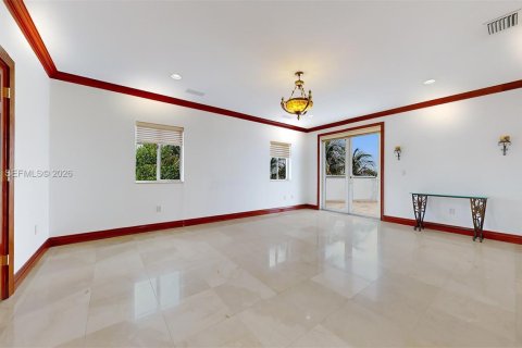House in Miami Beach, Florida 5 bedrooms, 357.77 sq.m. № 2068073 - photo 30