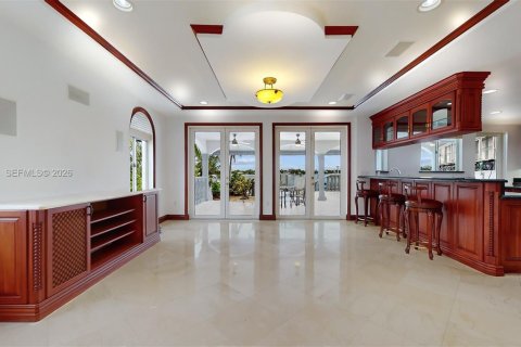 House in Miami Beach, Florida 5 bedrooms, 357.77 sq.m. № 2068073 - photo 10