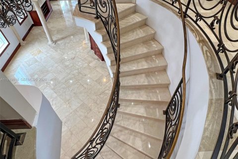 House in Miami Beach, Florida 5 bedrooms, 357.77 sq.m. № 2068073 - photo 26