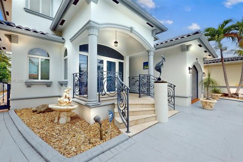House in Miami Beach, Florida 5 bedrooms, 357.77 sq.m. № 2068073 - photo 7