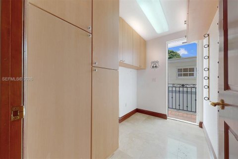 House in Miami Beach, Florida 5 bedrooms, 357.77 sq.m. № 2068073 - photo 15