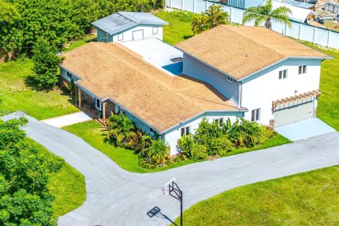 House in Miami, Florida 4 bedrooms, 240.52 sq.m. № 1927951 - photo 3